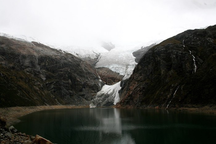 1280px-Laguna_Rajucolta_al_pie_del_nevado_Huantsán