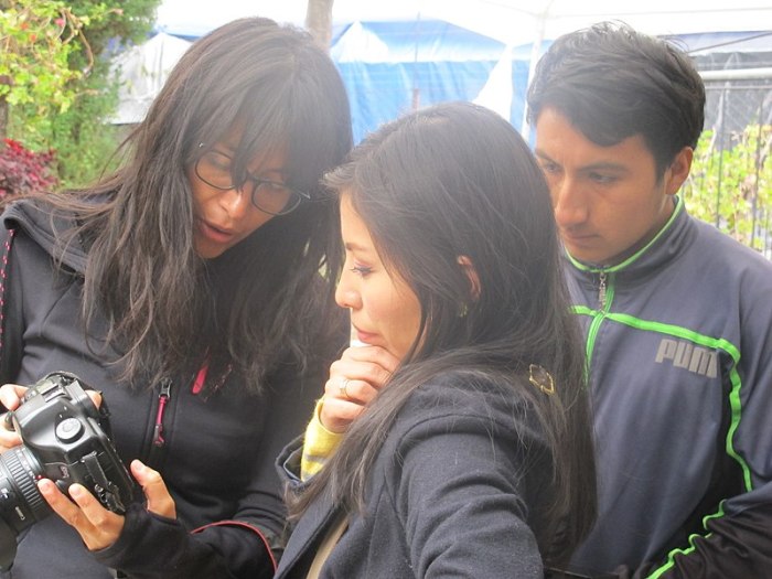800px-Taller_de_fotografía_botánica_en_el_Parque_Lítico_de_Huaraz,_explicando_el_uso_de_cámara